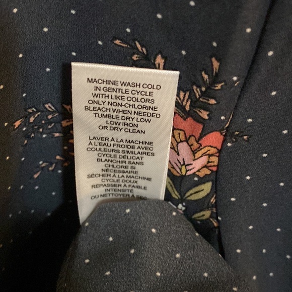 Tahari Feminine Button Front Long Sleeve Blouse (NWT) Size Small - Picture 7 of 8